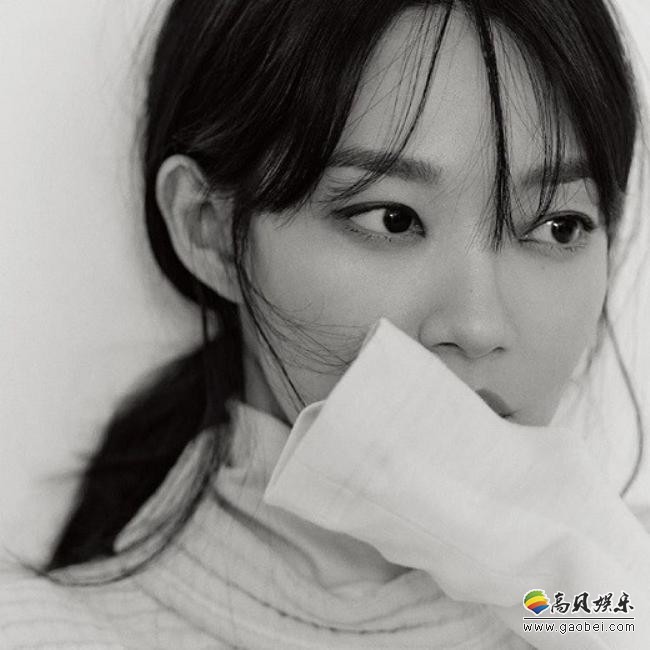 申敏儿近日发布一组黑白风格的个人照片，以其出众美貌吸引粉丝们的目光