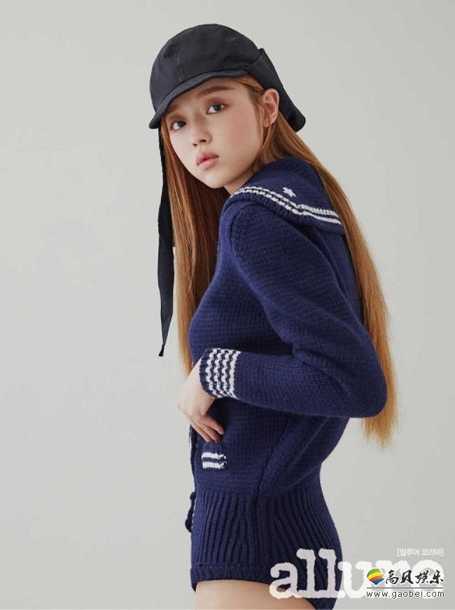 Oh My Girl成员YooA为某杂志最新一期拍摄写真照，展现不俗的个人魅力