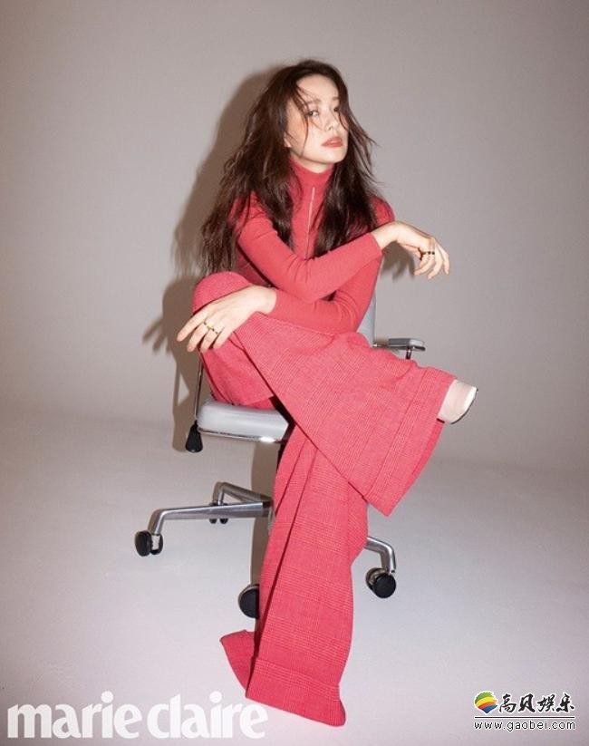 孙泰英为某杂志最新一期拍摄秋装写真照，既有御姐气质，又不失顽皮态度