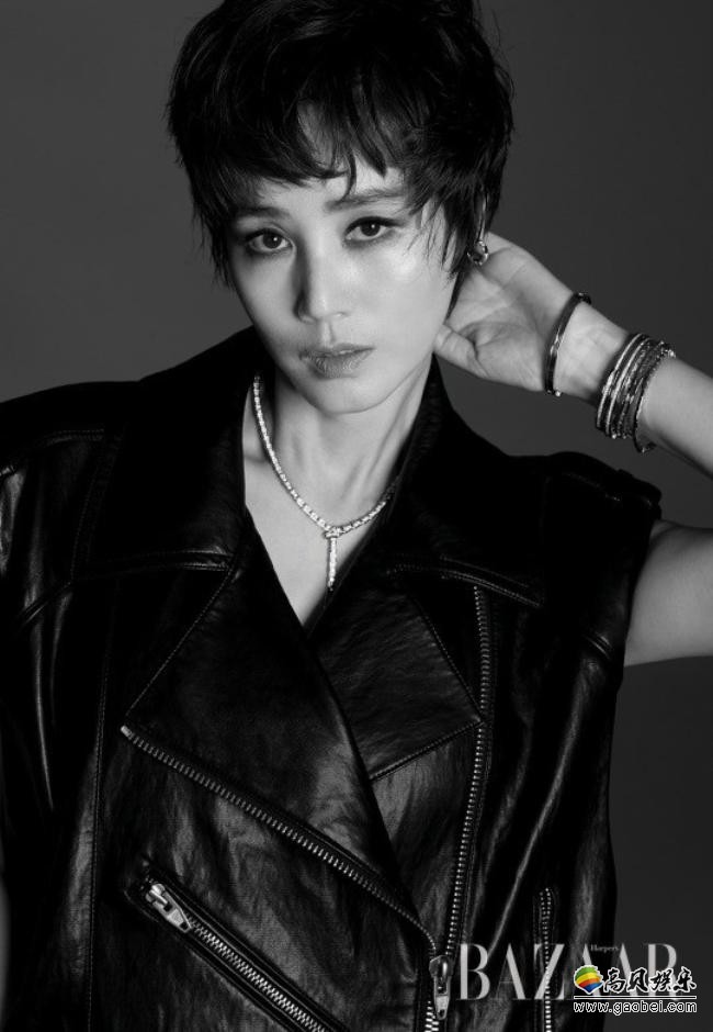 金成铃近日为某杂志最新一期拍摄写真照，黑白画面衬托出短发利落与干练