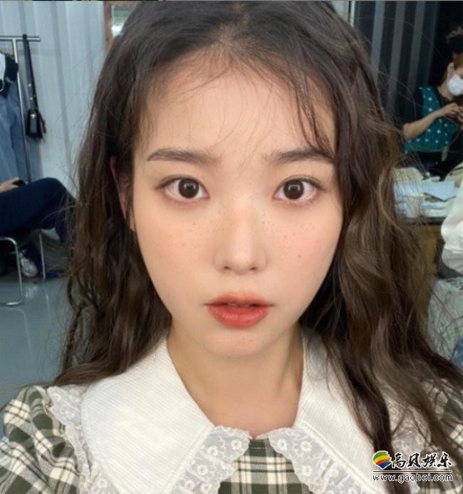 李知恩(IU)近日在SNS发布一组近照，以其出众的美貌吸引广大粉丝的目光