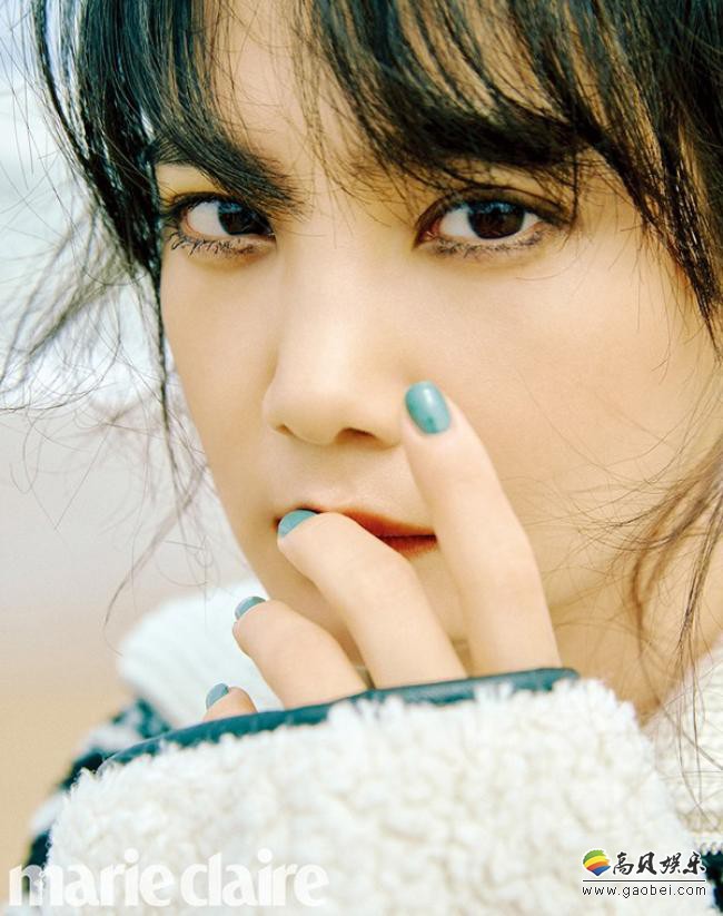 尹胜雅海边为某杂志最新一期拍摄写真照，海边美景＋美人美景，美不胜收