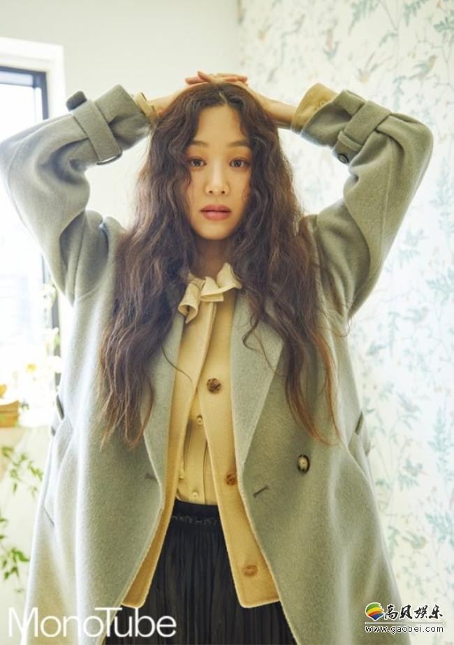 郑丽媛以她自己家作为舞台拍摄一组杂志写真，将真实生活与画报完美契合