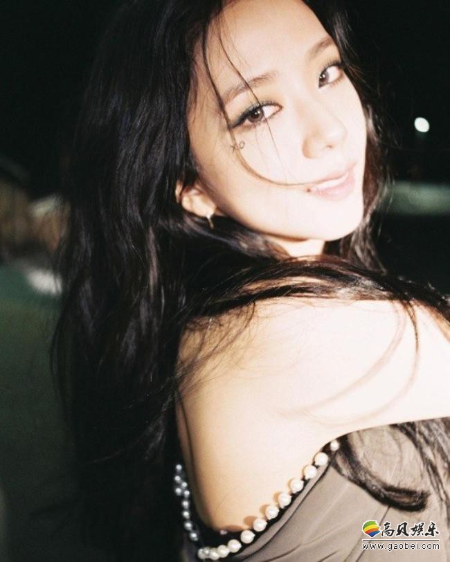 BLACKPINK成员JISOO发布近照！时尚打扮＋夜晚背景，吸引粉丝们目光
