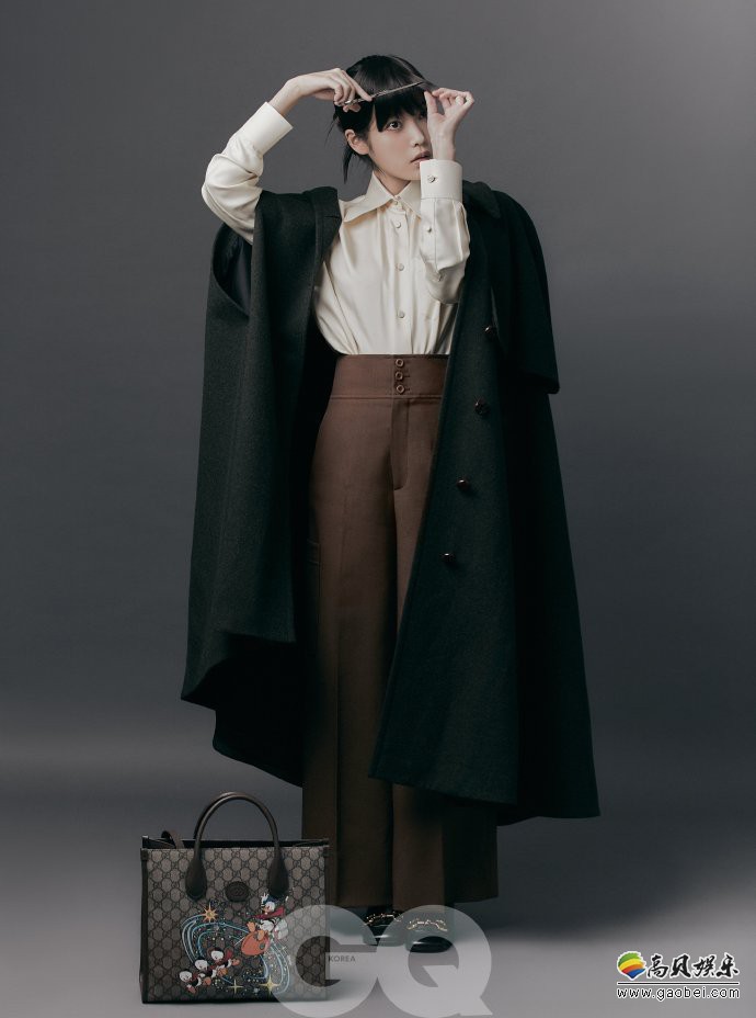 iu秋冬杂志大片曝光照片中的她身穿复古大衣搭西装裤变身酷帅风格