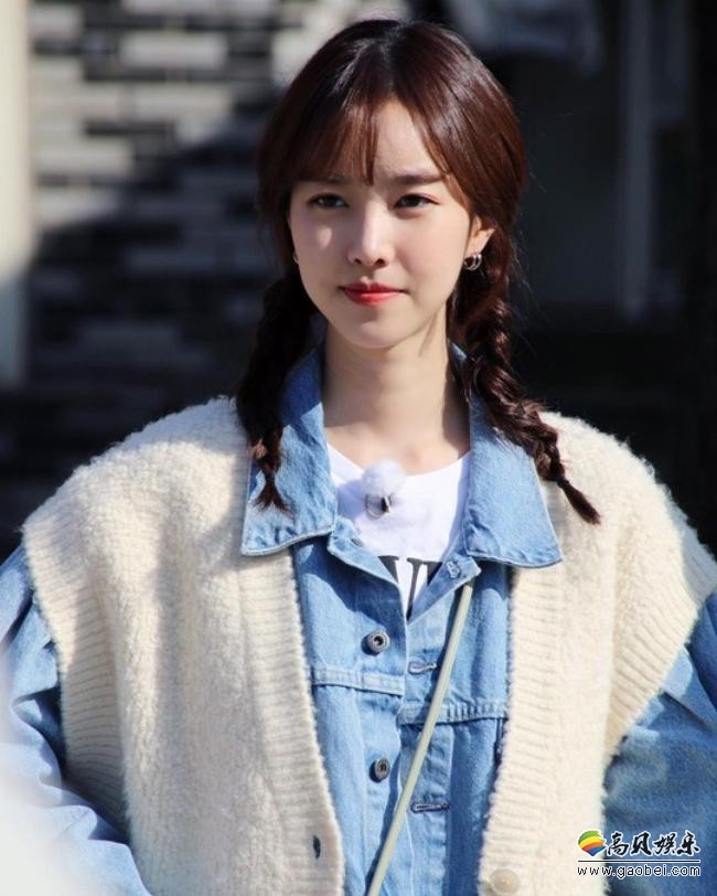 陈世妍近日在SNS发布一组近照，以其出众的清纯美貌吸引广大粉丝的目光