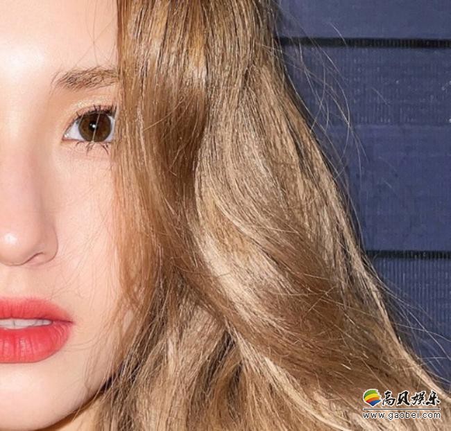 全昭弥近日在SNS发布一组近照，以其出众独特混血美貌吸引了粉丝的目光