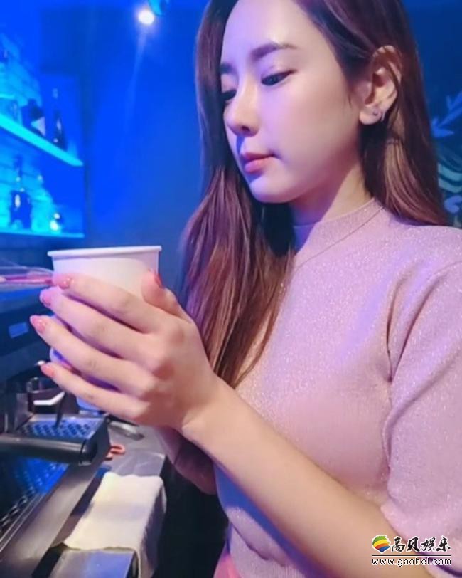 蔡恩静近日在SNS发布一组近照，展示她的“前凸后翘”极致完美比例身材