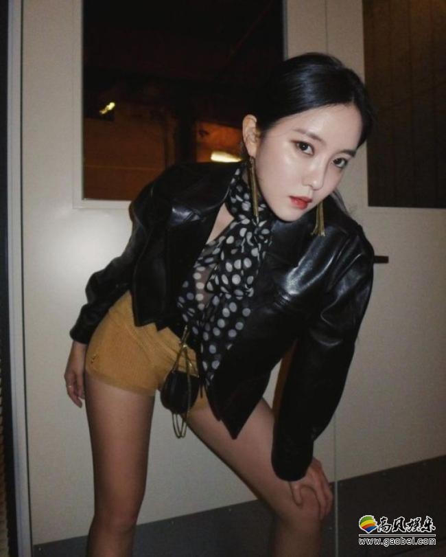 孝敏近日在SNS发布一组近照，大秀其修长美腿，魅惑眼神吸引粉丝的目光