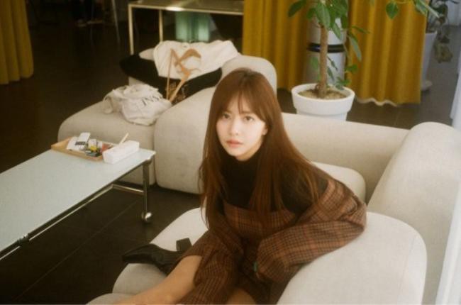 韩宝凛近日在SNS发布近照，暖色调背景搭配时尚气质吸引广大粉丝的目光