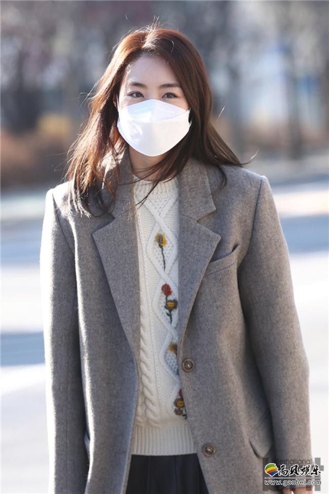 李沇熹出席《郑恩地的歌谣广场》韩式比心现身KBS电视台！魅力无法阻挡