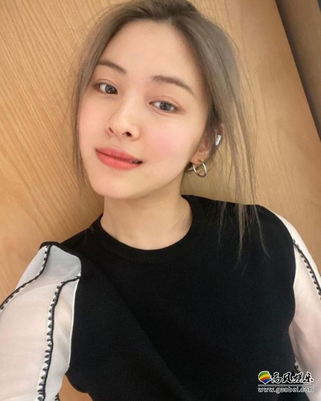 ITZY成员Ryujin近日在SNS留言发布一组近照，素颜可爱模样吸引粉丝目光