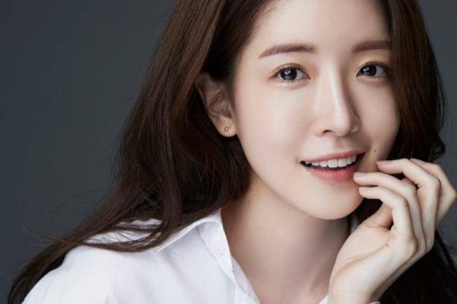 郑仁善通过经纪公司官网发布新资料照，以其优雅迷人魅力吸引了粉丝目光