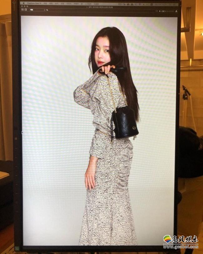 韩善花近日在SNS发布杂志写真片场照，仍旧是粉丝熟悉的“轻熟女”路线