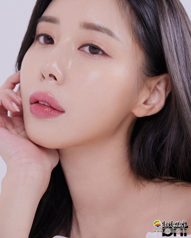 金世美为某杂志最新一期拍摄写真照，碎花图案连衣裙衬托出自带高贵气质