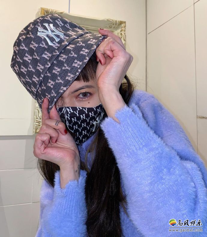 泫雅近日晒出一组照片，紫毛绒短上衣搭配白休闲裤，帽子口罩遮面扮可爱