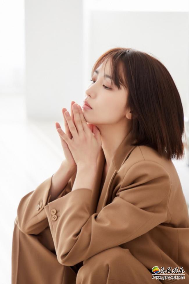 朴河宣为某杂志最新一期拍摄写真照，干练率性风格清爽短发吸引粉丝眼球