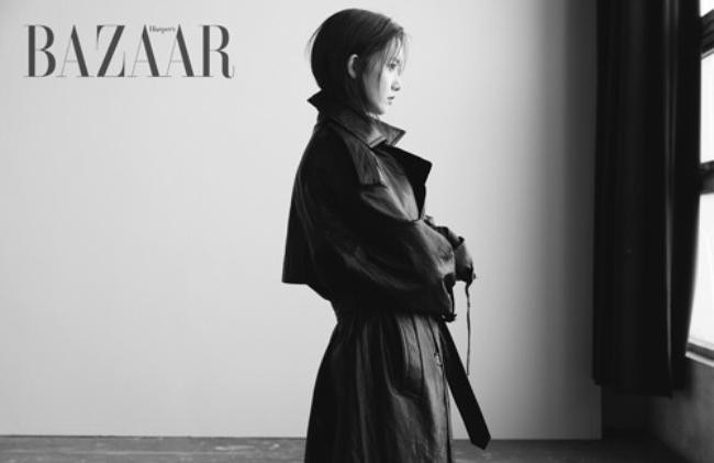 少女时代允儿为某杂志最新一期拍摄时装写真照，黑白简约突显独有的帅气