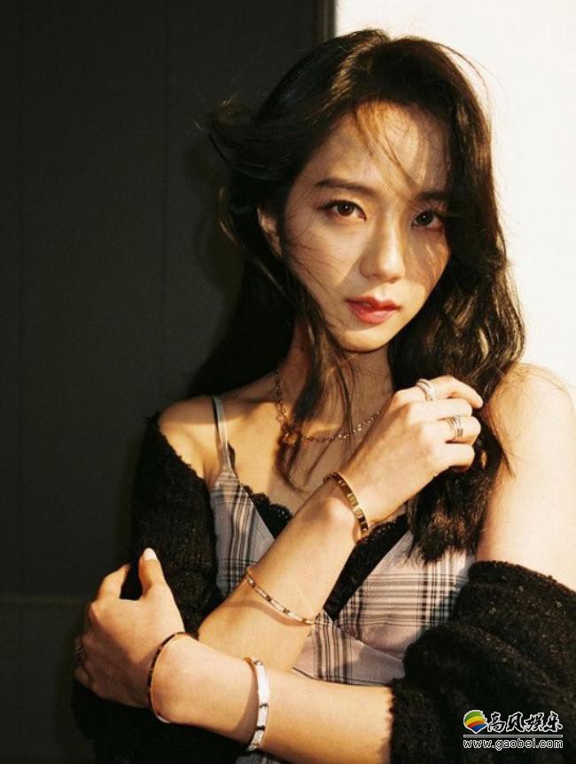 BLACKPINK成员JISOO近日在SNS留言并发布片场照，展示了其出众的美貌