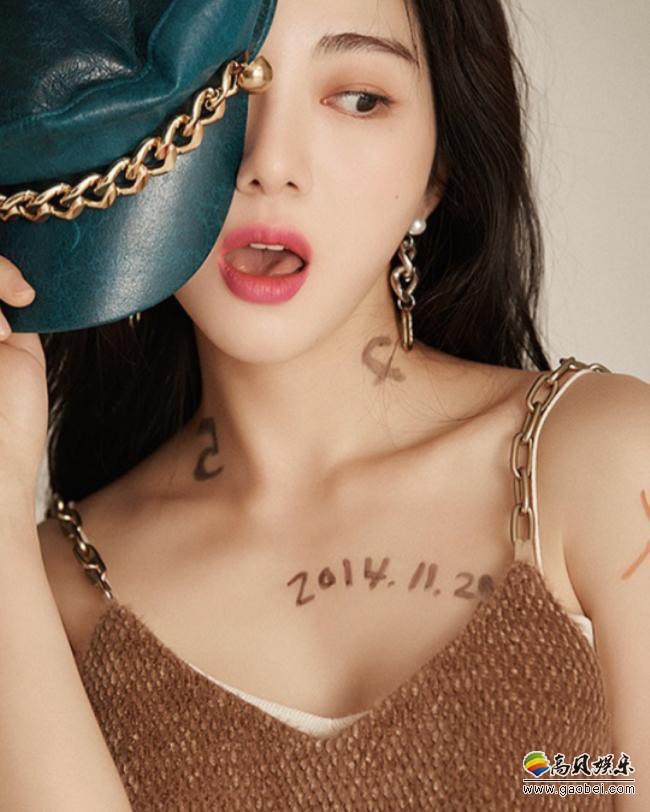 权玟娥社交网站近日发布一组近照，纪念去世父亲的菊花纹身格外引人瞩目