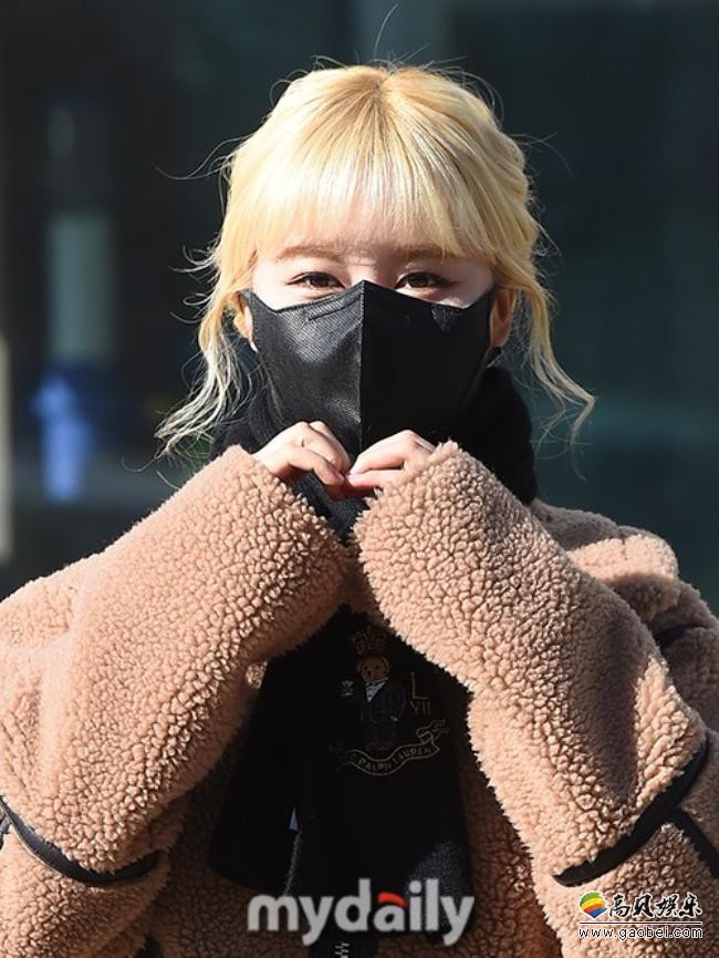 宇宙少女成员任多荣来到KBS电视台，准备出演《郑恩地的歌谣广场》节目