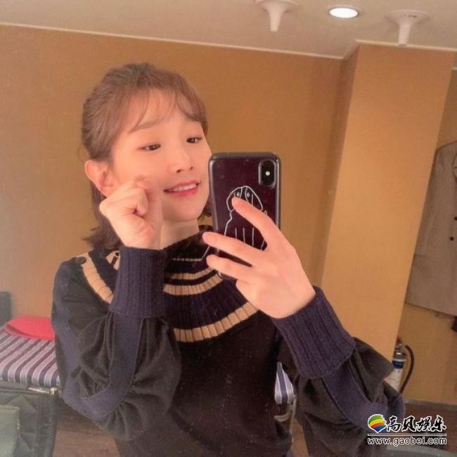 朴素丹近日在SNS发布一组最新自拍照，日常生活自拍展示其可爱迷人魅力