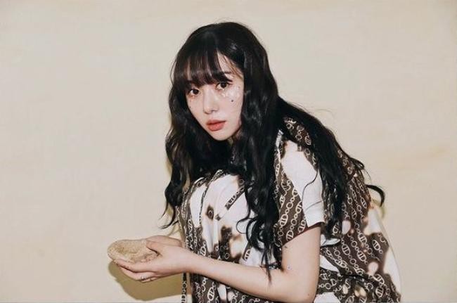 AOA前成员权珉娥在IG上传了一张鲜红色的图！并在内文反击批评她的酸民