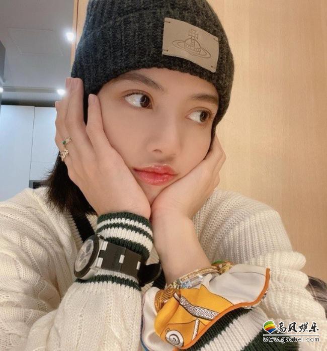 BLACKPINK成员LISA近日发布一组近照，以其出众美貌吸引广大粉丝目光