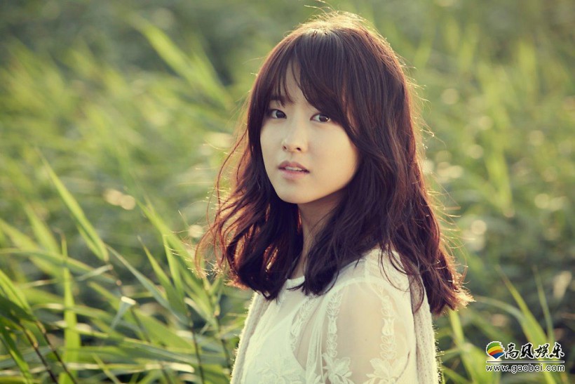 朴宝英通过哪部校园剧出道？她凭借哪部影片而成为2009年韩国影坛黑马？