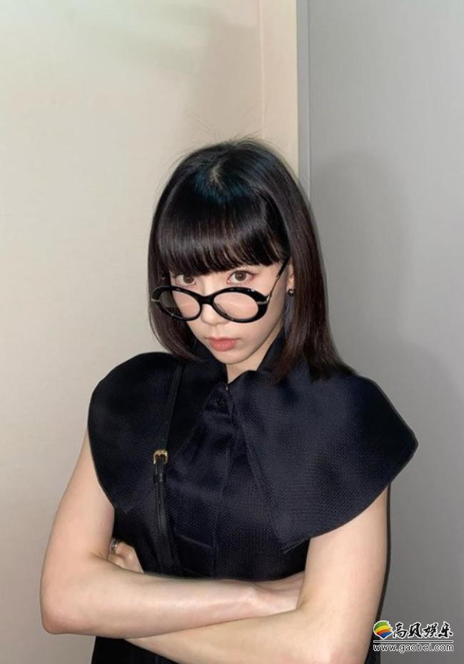 少女时代泰妍近日在SNS发布一组近照“眼镜娘”造型展示其可爱动人魅力