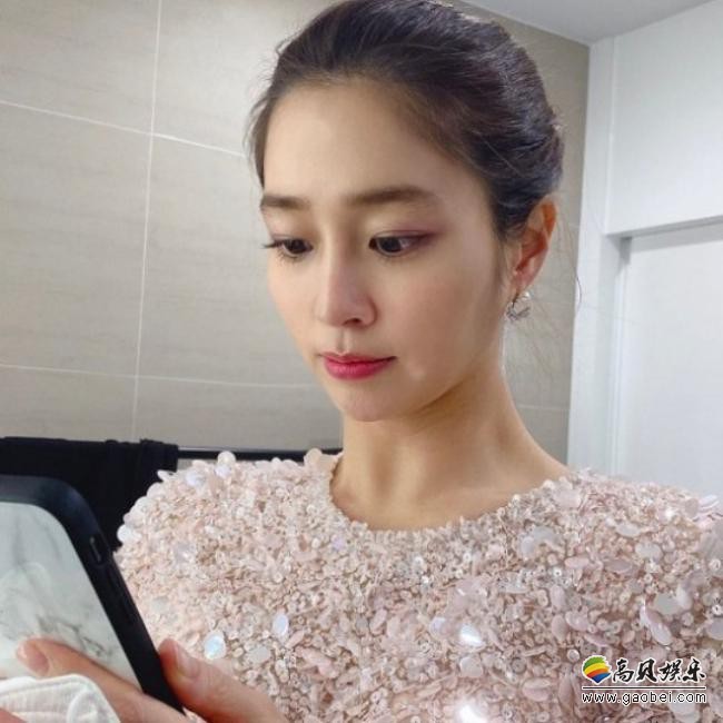 李珉廷一组近照近日在网上曝光，出众美貌＋得体装扮！吸引广大粉丝目光