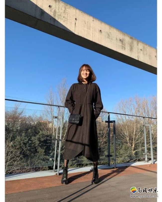 朴河宣近日在SNS发布一组自己近照，素颜气质打扮吸引了广大粉丝们目光