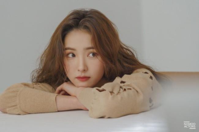 申世景一组未公开杂志写真近日在网上曝光，时尚乖巧打扮吸引粉丝的目光