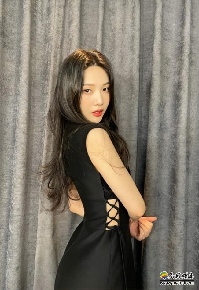 RedVelvet成员Joy发布她身穿黑色连衣裙拍摄照片，展现难得一见成熟范