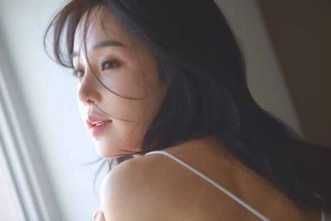 南圭丽一组最新杂志写真近日在网上曝光，精致美丽气质吸引广大粉丝目光