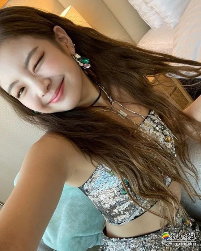 ITZY成员Lia近日在社交网站发布最新自拍，灿烂笑容吸引广大粉丝的目光