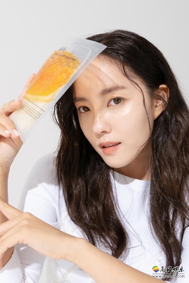 孝敏近日为代言品牌拍摄了一组最新宣传照，纯白色上衣突显孝敏不俗气质