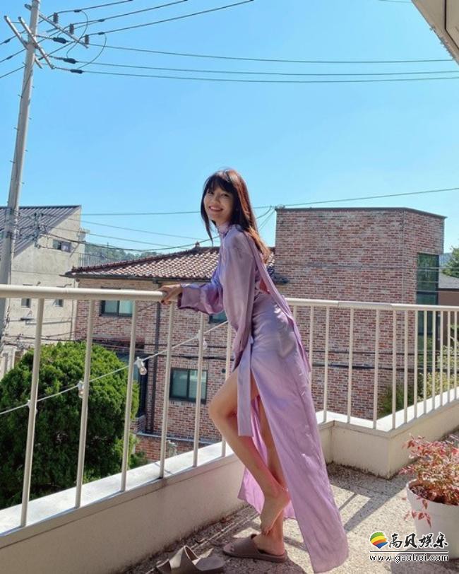 少女时代崔秀英近日发布近照，大秀修长美腿，仙气飘飘吸引广大粉丝目光