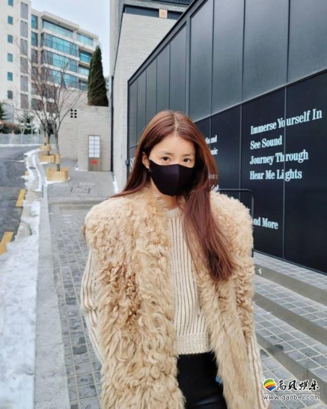 李诗英近日发布一组近照，黑色口罩遮面，一身时尚打扮展示出其修长美腿
