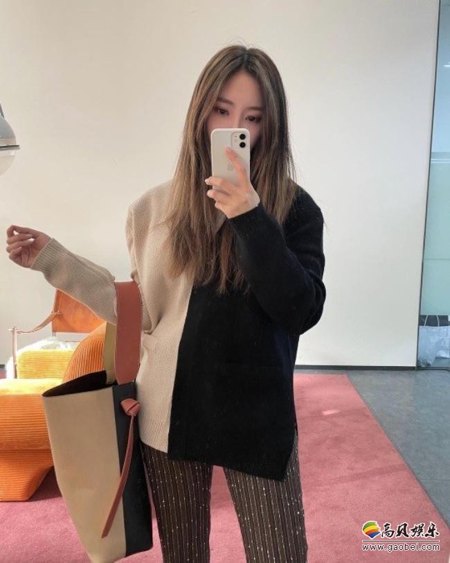 孝敏近日在SNS发布一组近照，时尚感颇强的套装吸引了广大粉丝们的目光