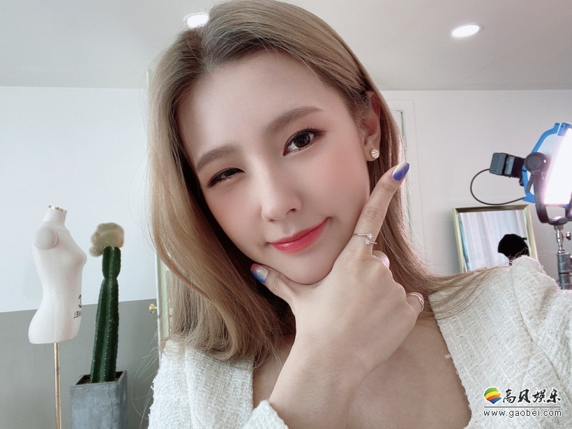 曺薇娟所属女团凭借哪张专辑出道？她在英雄女团K/DA化身为哪个角色？