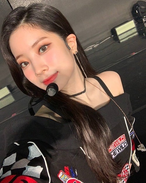 TWICE金多贤近日发布一组近照，以其出众的美貌吸引了广大粉丝们的目光