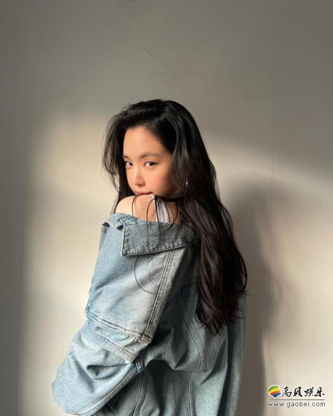 A Pink孙娜恩发布一组她在休息室自拍照，摆出多个造型展示了其出众美貌