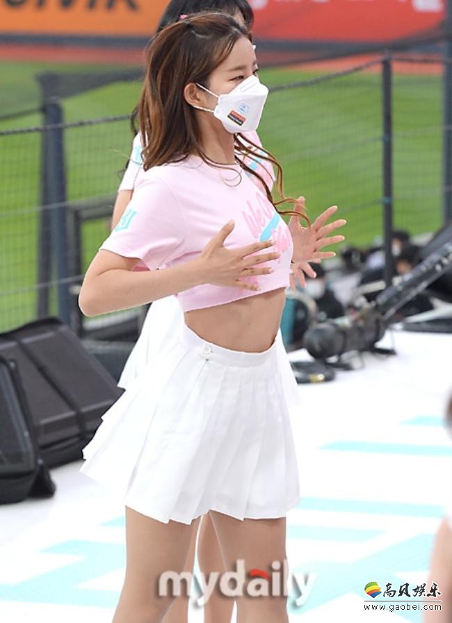 韩国京畿道水原职业棒球比赛，啦啦队女郎们热舞助阵，吸引现场观众目光