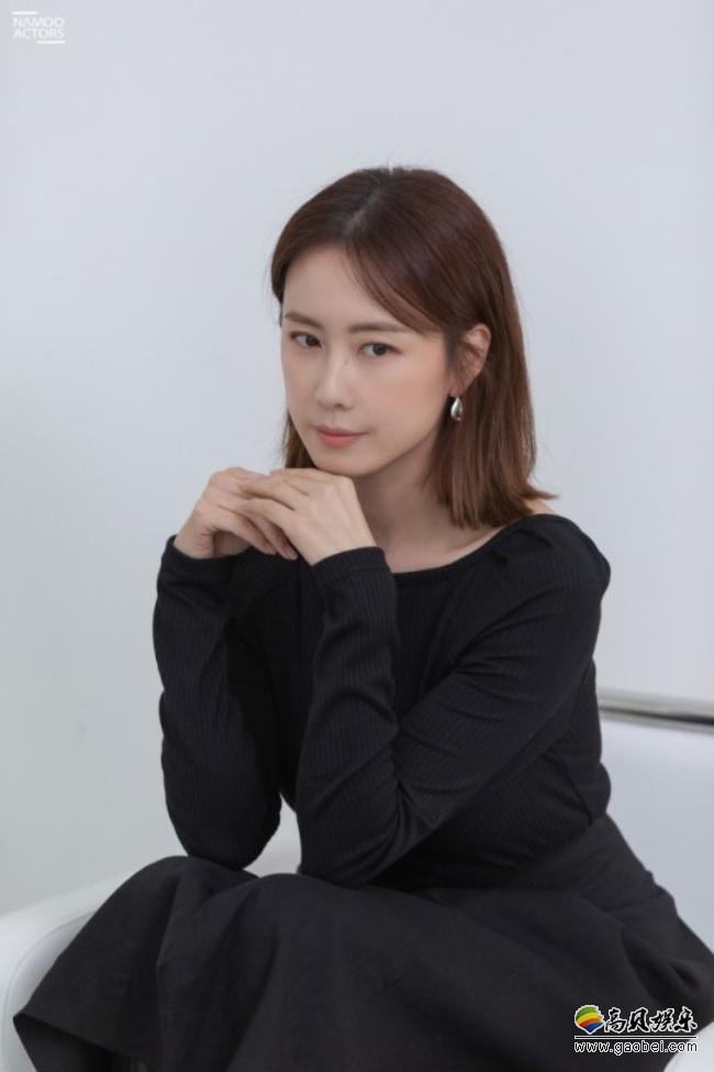 鸿恩熙一组未公开杂志写真近日在网上曝光，不俗气质吸引广大粉丝们目光