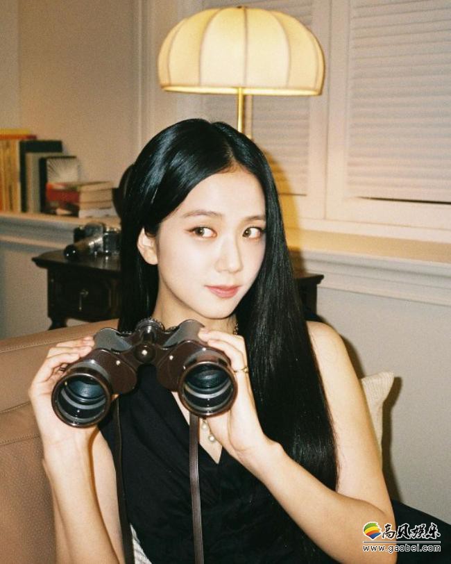 BLACKPINK成员JISOO最近发布近照，展示其出众美貌以及优雅动人气质