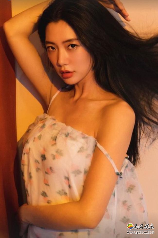 李成敏(Clara)近日在SNS发布一组近照，依旧展示出她的专属性感诱惑魅力