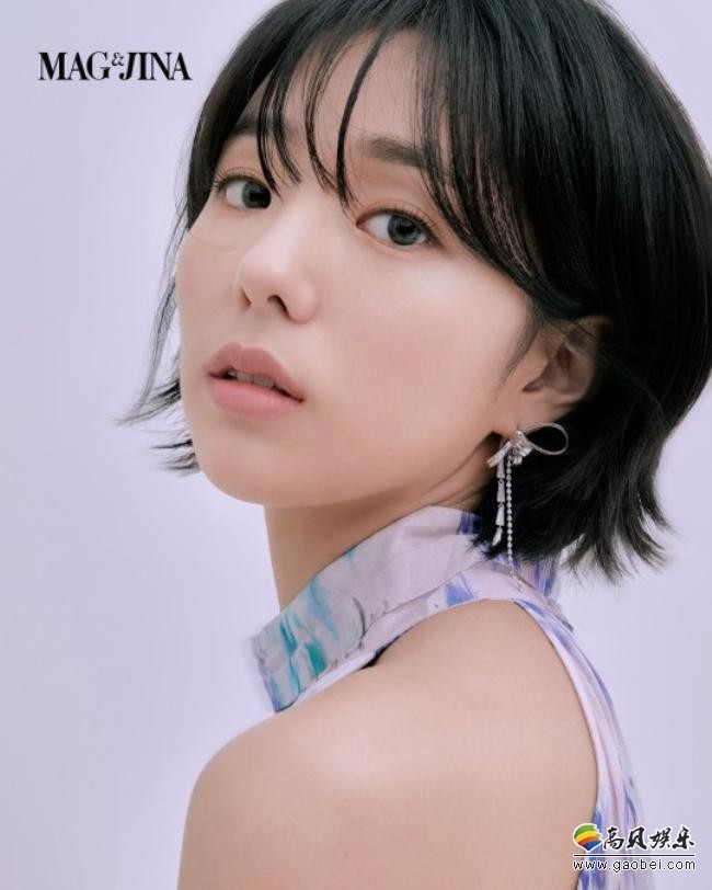 蔡秀彬为某杂志最新一期拍摄写真，俏丽短发＋乖巧气质，恬静中透着活泼