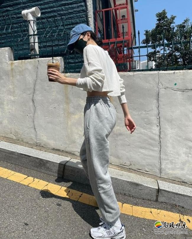 孙娜恩近日留言并发布一组她在街边拍摄近照，口罩遮面手拿饮品惬意街拍