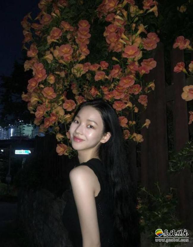 aespa成员KARINA近日发布近照，以其清纯动人美貌，吸引广大粉丝目光